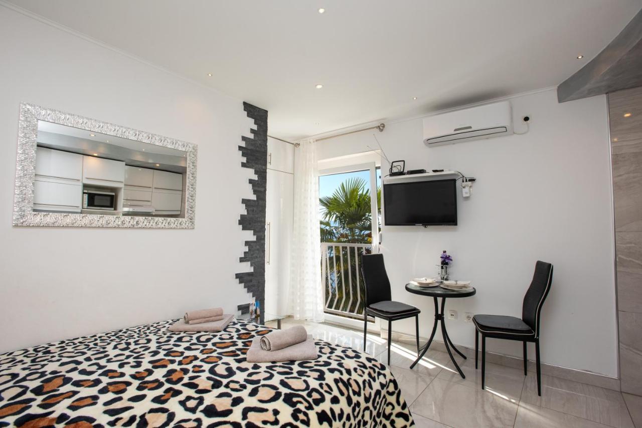Apartment Viky *